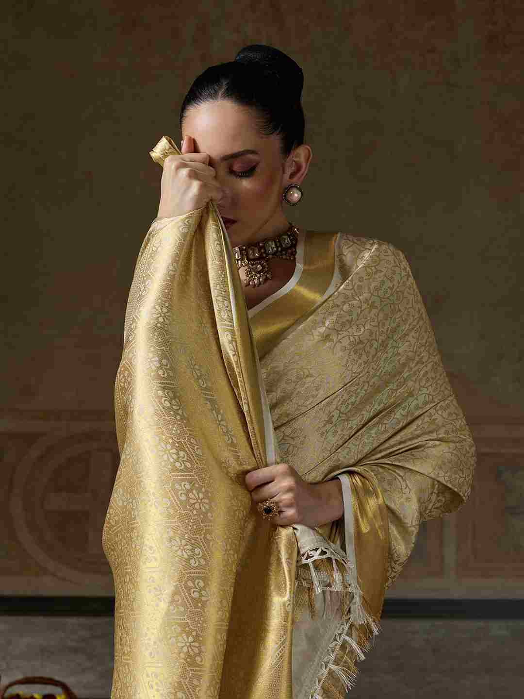 Elegant Kanchivaram Silk Saree with Traditional Woven Jari Design