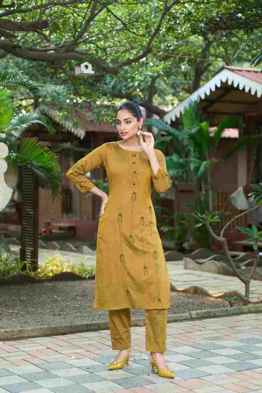 Traditional women's outfit with Roma silk fabric
