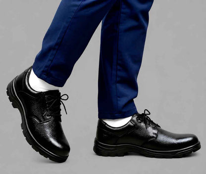 Men's industrial safety shoes with lace-up closure