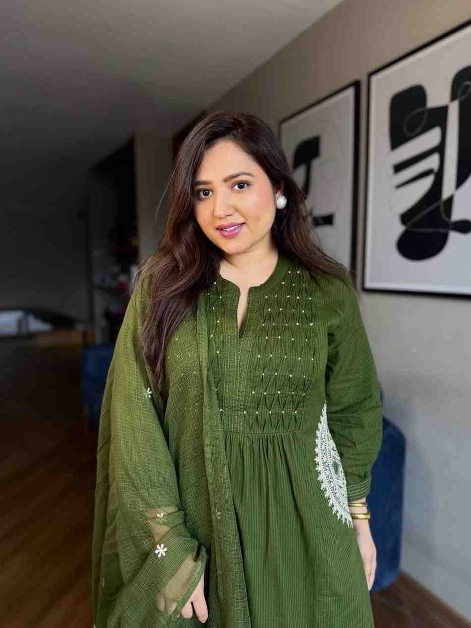 Soft breathable cotton suit set close up