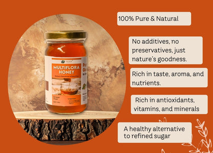 Jar of honey on a wooden surface with text highlighting its properties.